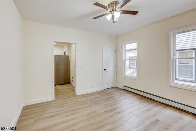 Building Photo - 546 Morris St