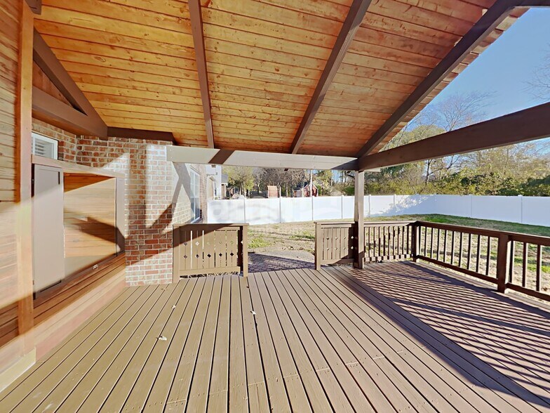 Building Photo - 200 Lakeside Park Dr