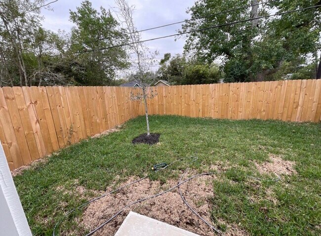 Building Photo - 5202 Northridge Dr