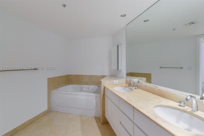 Building Photo - 848 Brickell Key Dr