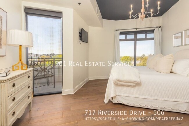 Building Photo - 717 Riverside Dr