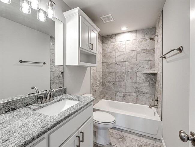 Building Photo - 623 Hackberry Ln