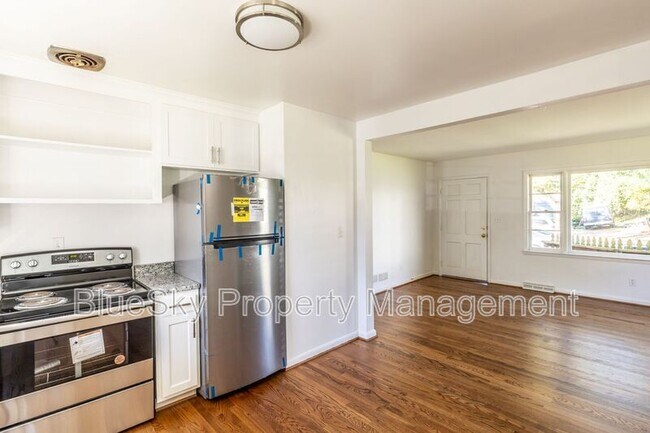 Building Photo - 104 Stratford Ct