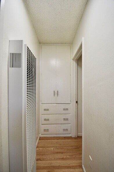 Building Photo - 5852 Hazeltine Ave