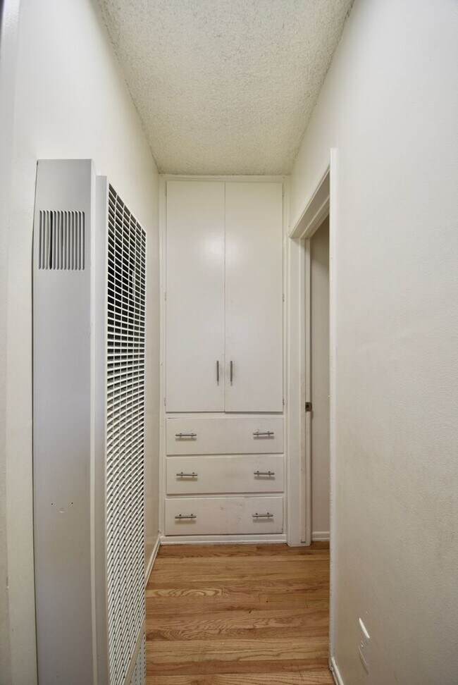 Building Photo - 5852 Hazeltine Ave