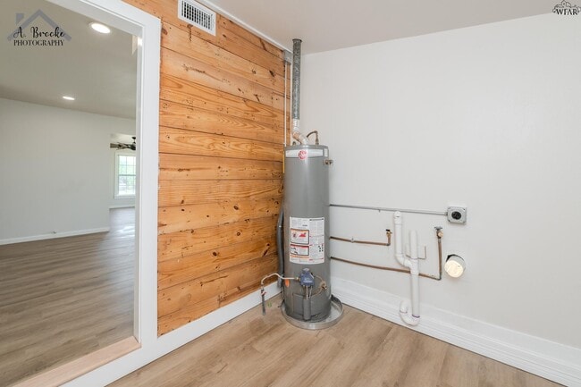 Building Photo - 415 N Oak St