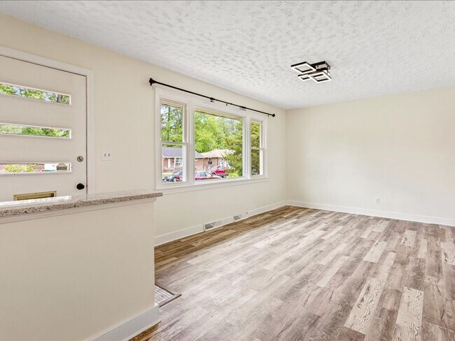 Building Photo - Luxury Remodeled 4 Bedrooms  2 Full Baths