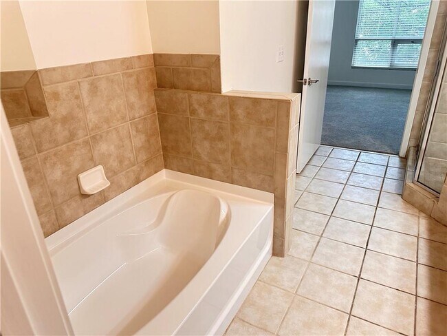 Building Photo - 711 Cosmopolitan Dr NE