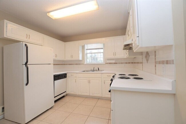 Building Photo - 6000 Susan Cir