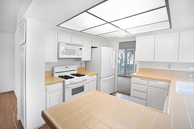 Building Photo - 878 Capitan St