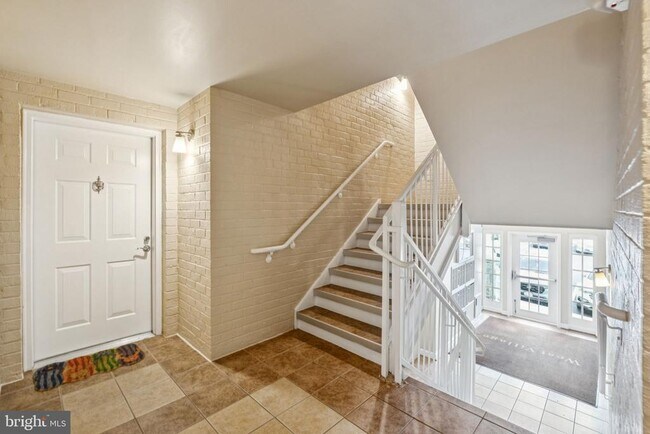 Building Photo - 4149 S Four Mile Run Dr