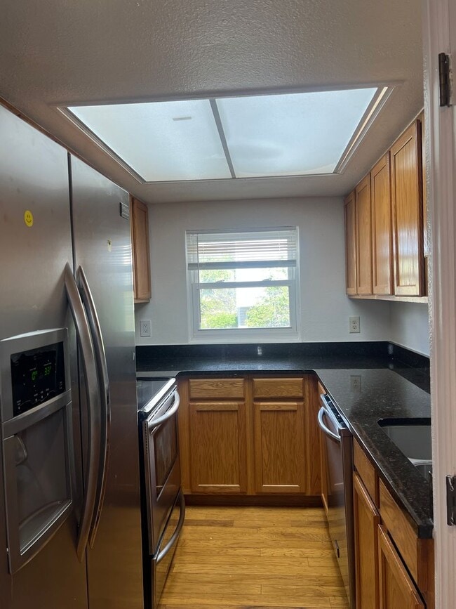 Building Photo - Spacious 3 Bed, 2 Full Bath Townhome near the Highline Canel!