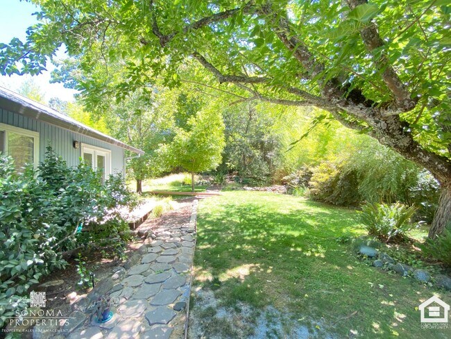 Building Photo - Inviting 3BD/2BA Home in Glen Ellen
