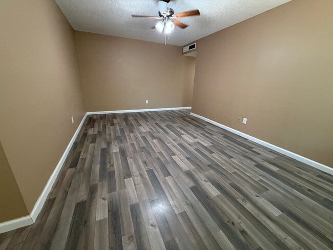 Building Photo - 5725 Woodleigh Dr