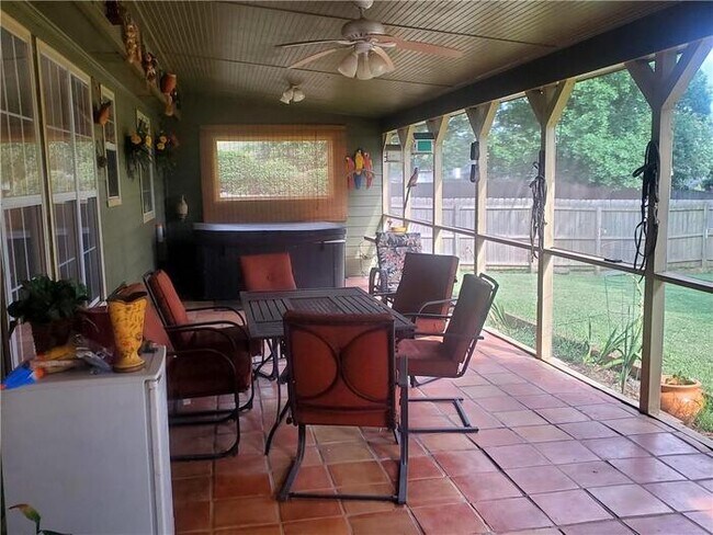 Building Photo - House - 4.5 beds 2 baths.