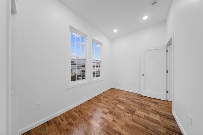 Building Photo - 1111 53rd St