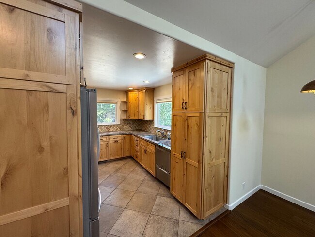 Building Photo - Beautiful 3 Bedroom/2 Bathroom Plus Bonus Room in Ben Lomond