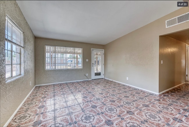 Primary Photo - 2430 W Glenrosa Ave