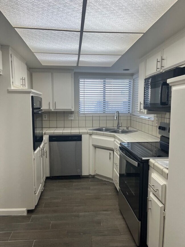 Building Photo - DC817