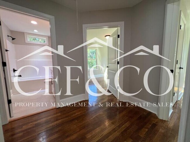 Building Photo - Spacious 3 bedroom home now available in Spartanburg!