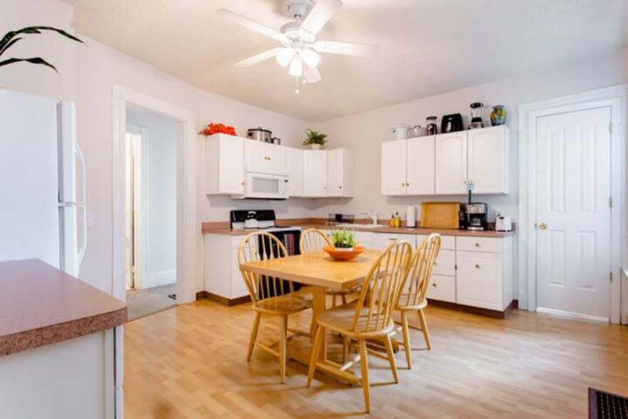 Building Photo - 172 Mansfield St