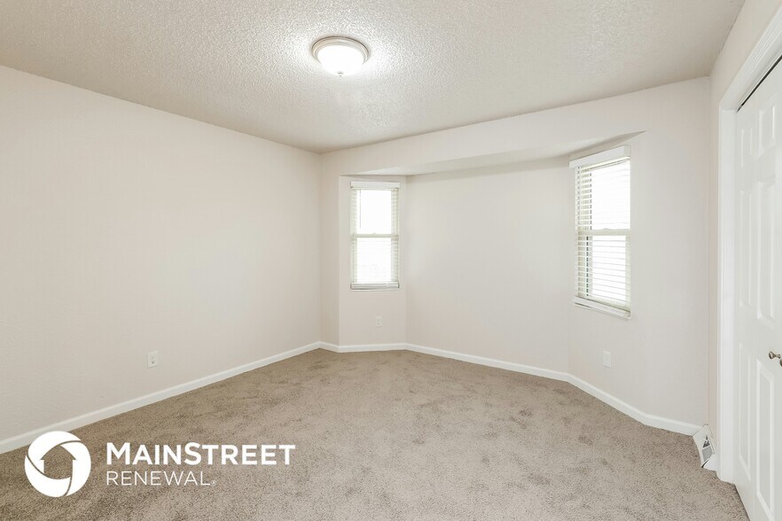 Building Photo - 215 SE Crescent St