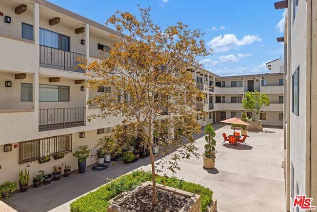 Building Photo - 12801 Moorpark St