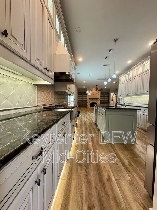 Building Photo - 2417 Creekside Cir S