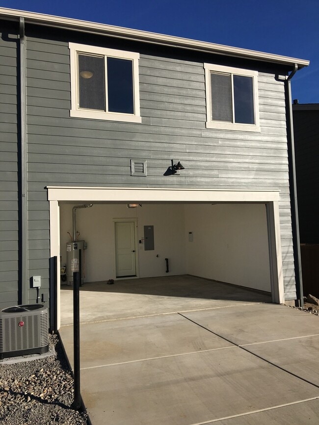 Building Photo - Gorgeous Newer Townhouse in NE Bend