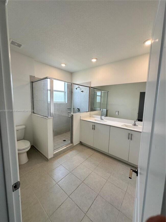 Building Photo - 2681 SE 11th St