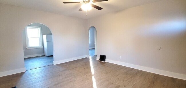 Building Photo - Cute 2 Bedroom 1 Bath Home