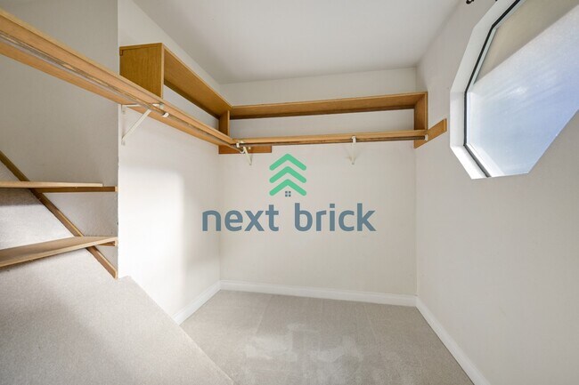 Building Photo - "Spacious 5-Bed Gem with 2.5 Baths in Prime Redmond Location!"