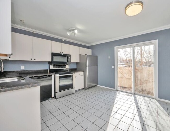 Building Photo - Awesome Rose Park Thouse in quiet community!