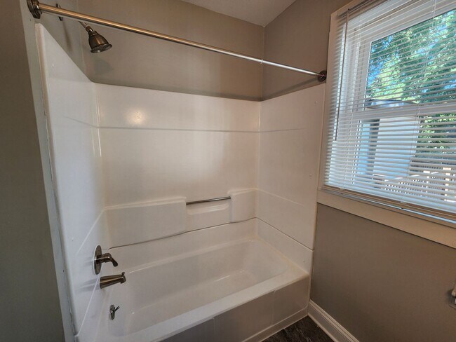 Building Photo - 4 Bedroom, 3 Bath Ranch in the heart of Monroe