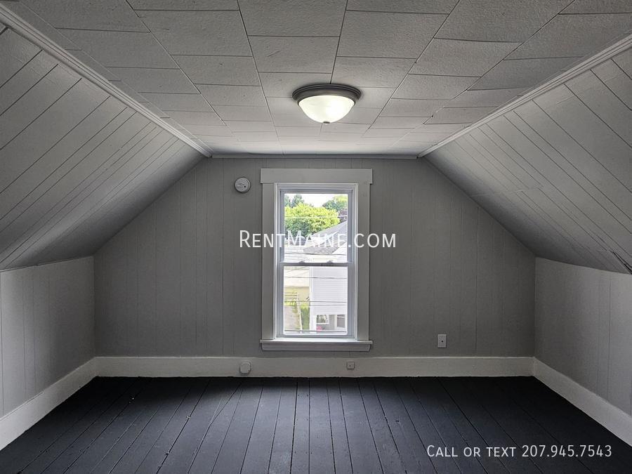 Building Photo - 27 Elm St