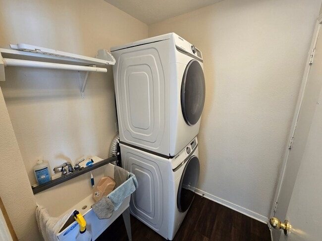 Building Photo - College Station - 3 bedroom / 2 bath / Garage / Fenced in back yard.