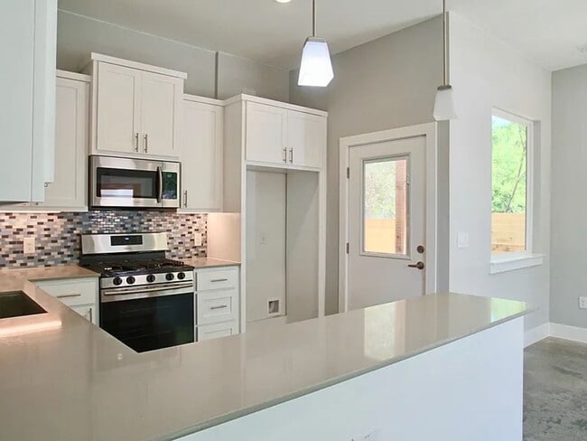 Building Photo - East Riverside near parks