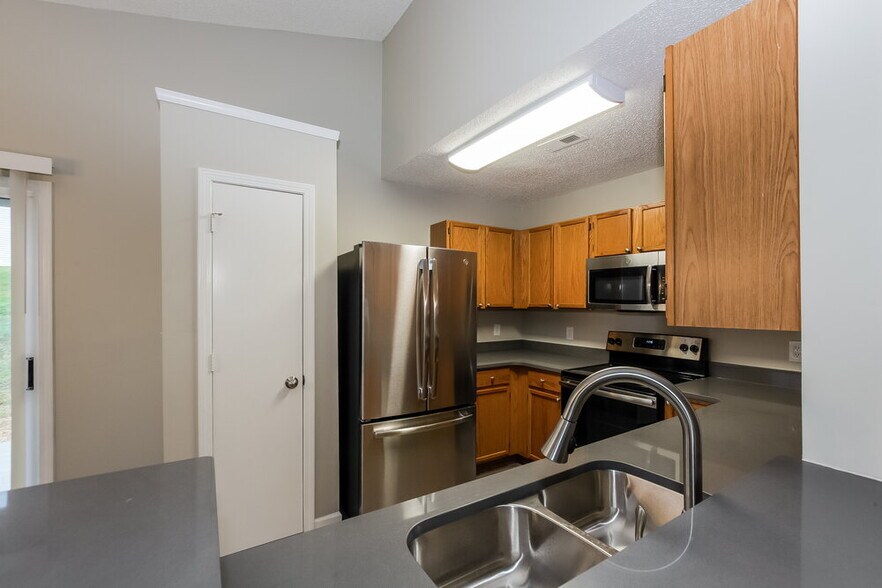 Building Photo - 12144 Stewarts Crossing Dr