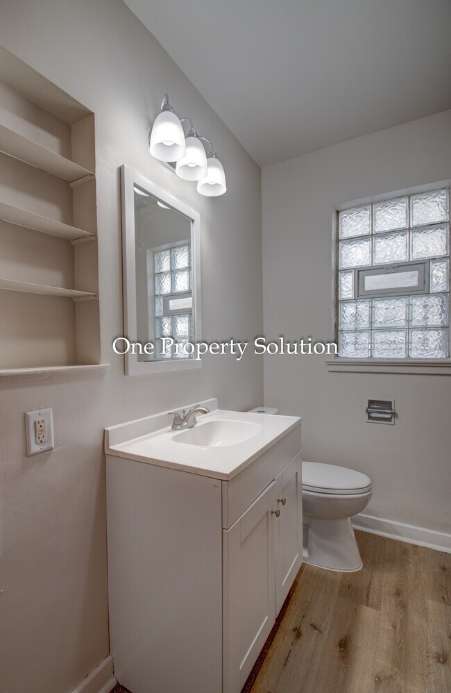 Building Photo - 700 E 36th Ave