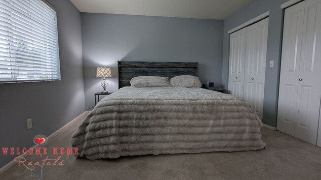 Building Photo - Flowing floorplan, minutes from I-5!!!
