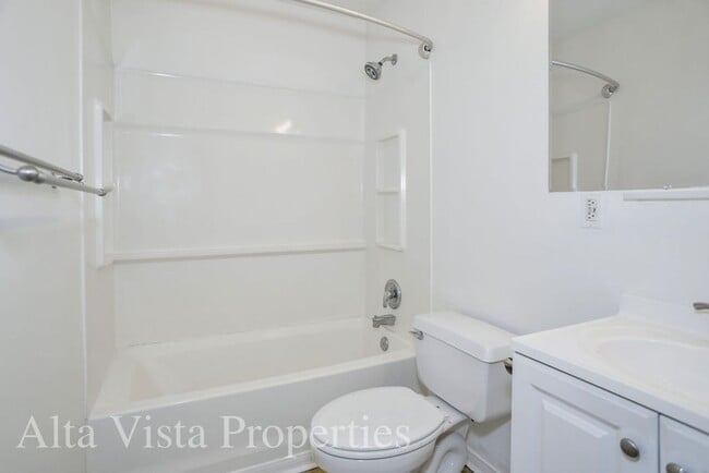 Building Photo - Villa La Jolla Dr 8840-204