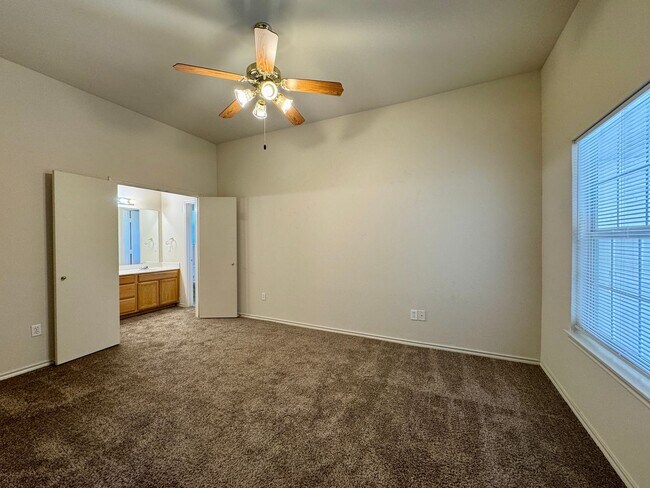 Building Photo - 10201 Iris Ln