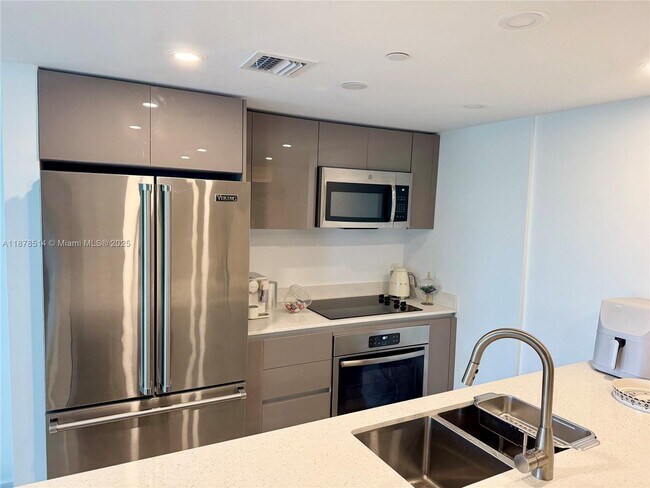 Building Photo - 13800 Highland Dr