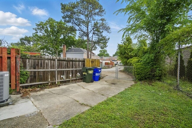Building Photo - Mangold Real Estate - Conveniently Located...