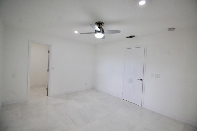 Building Photo - 8867 Sunset Dr