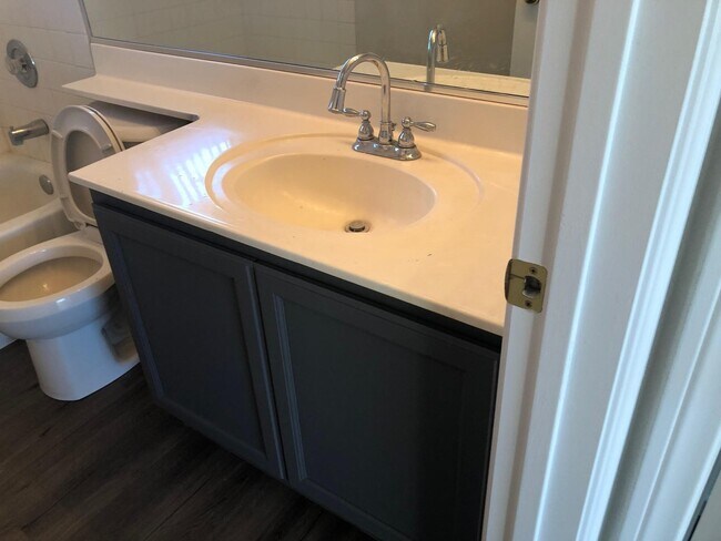 Building Photo - Showings Available NOW