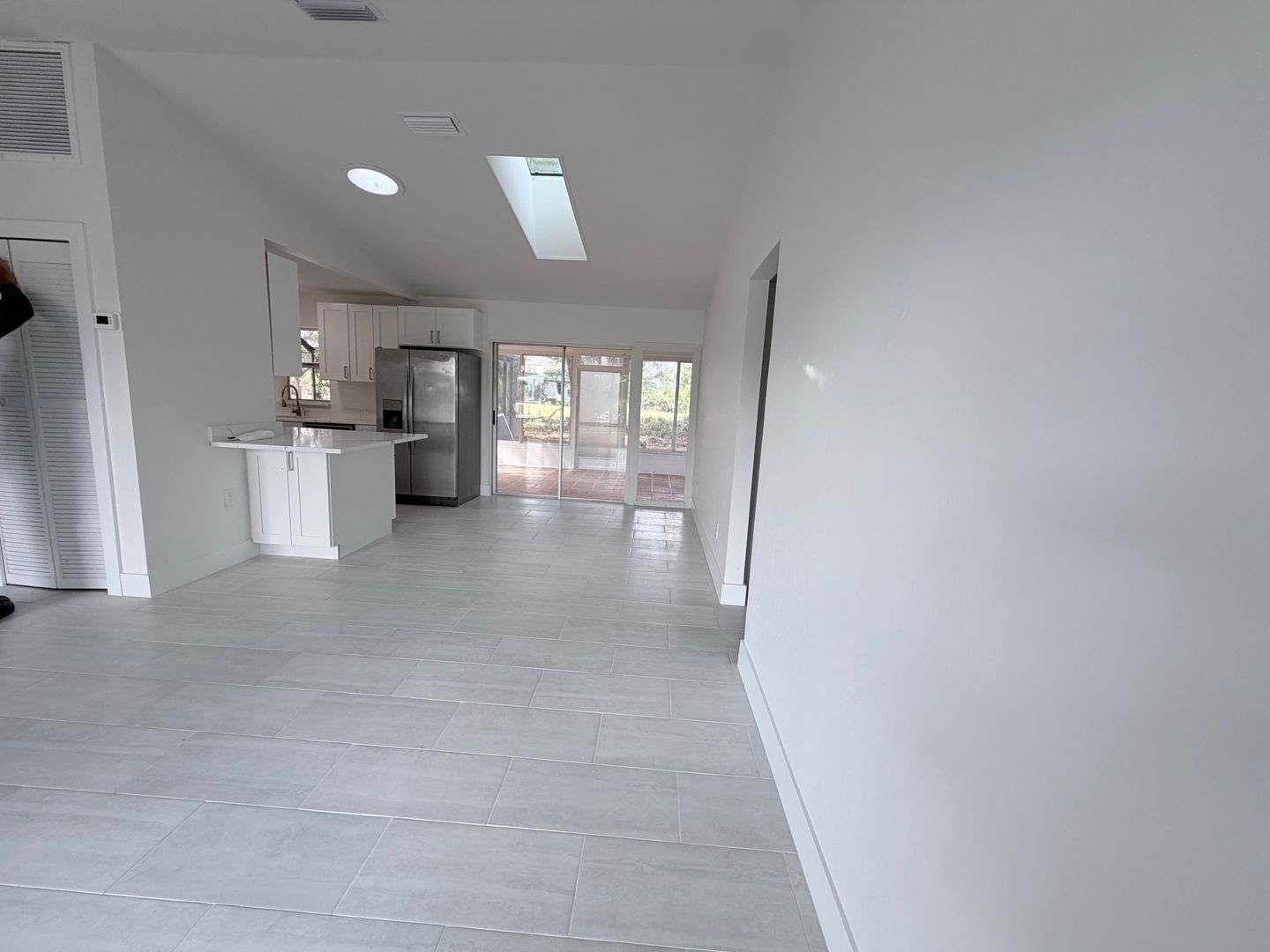 Building Photo - SECTION 8!!! 3/2 pool home with 2 BONUS ROOMS AVAILABLE 09/01/2026