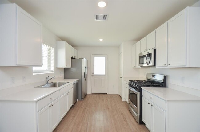 Building Photo - 4127 Saltillo Lakes Dr