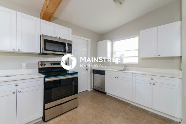 Building Photo - 3 Bedroom Pet-Friendly Home in Sarasota, FL with Main Street Renewal