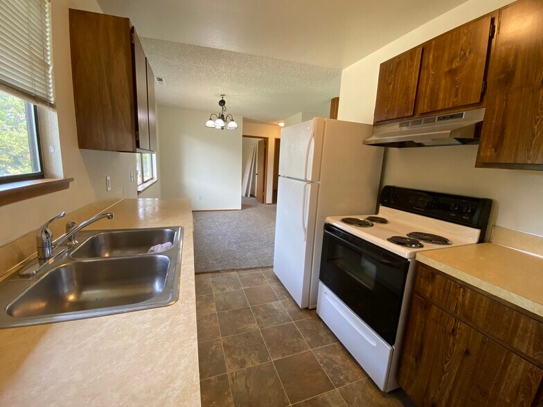 Building Photo - 512 11th St NE